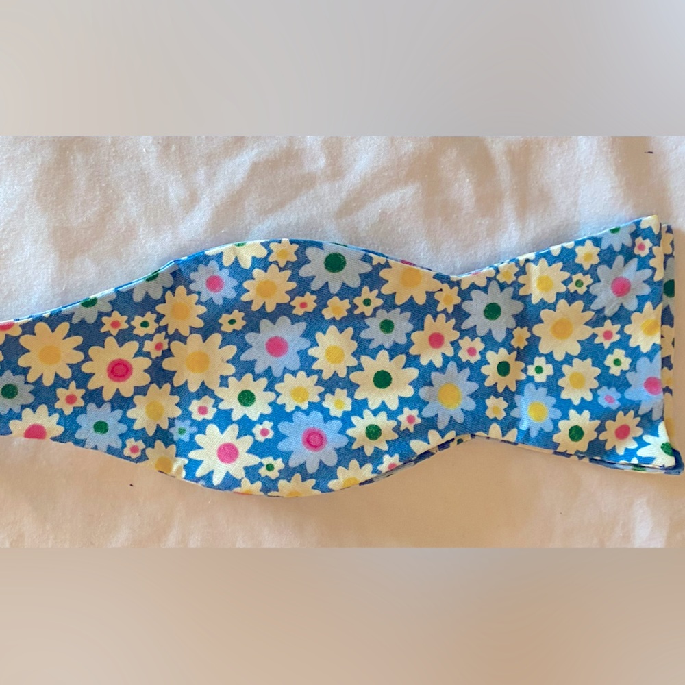 HISDERN bow tie and handkerchief set